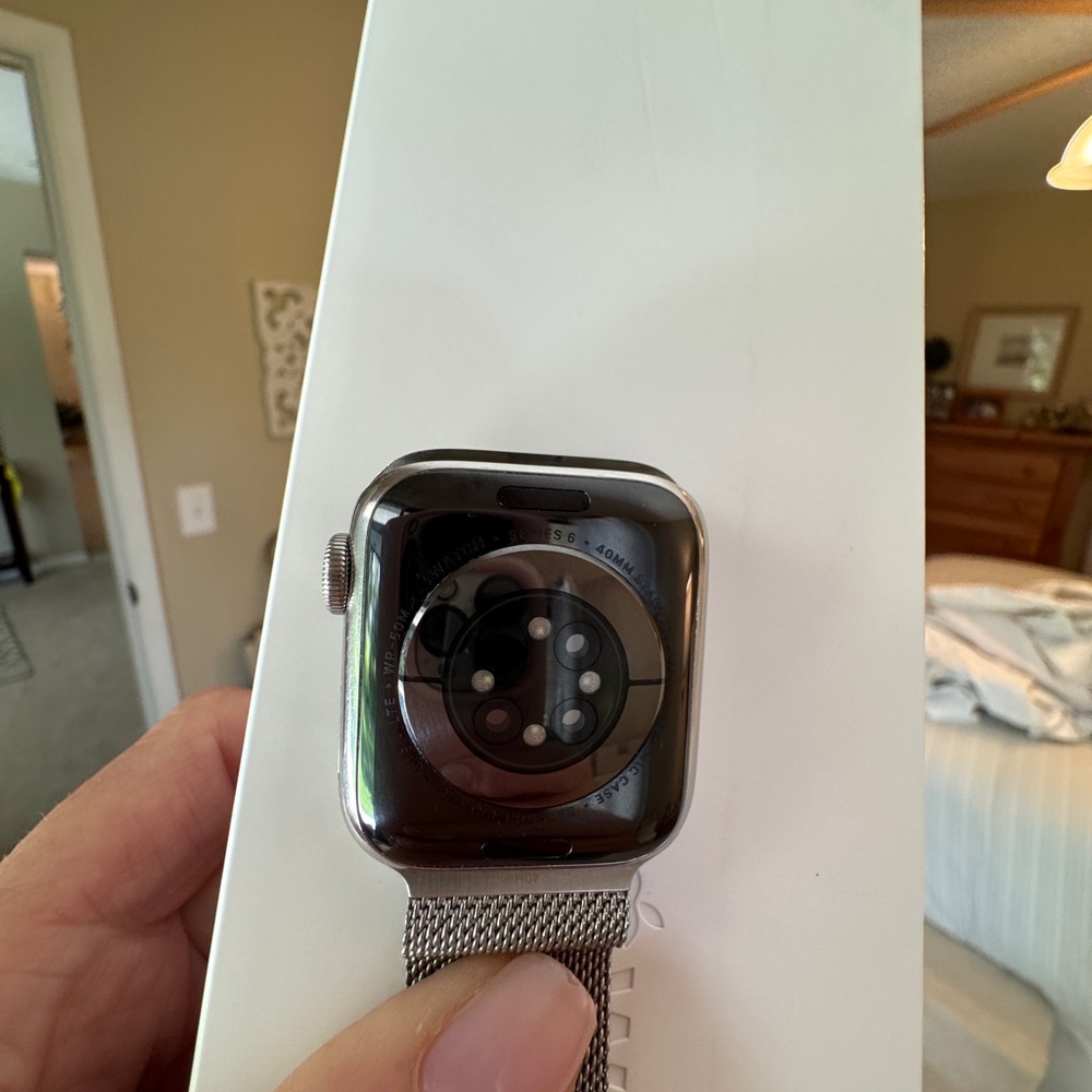 Apple Watch Stainless steel 6 series with cellular and gps. W/ Milanese loop - Picture 9 of 15